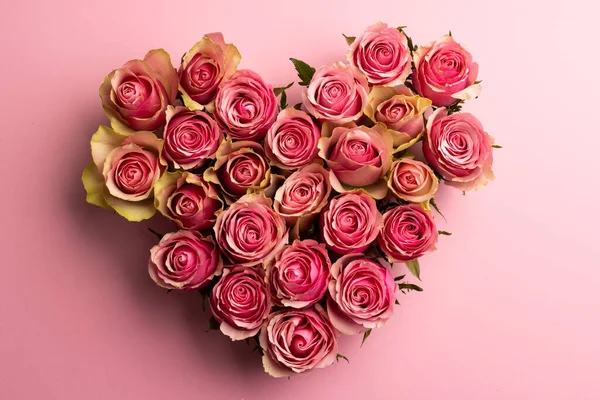 Композиція Серця Троянд Рожевому Тлі Валентинів День Святкування Копіювання Простору — стокове фото