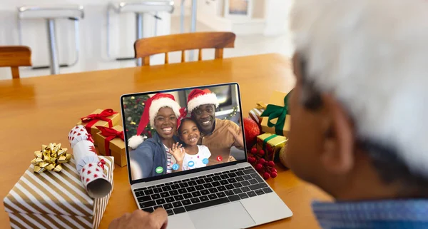 一个头戴圣诞礼帽的黑人 与快乐的非洲裔美国家庭有视频通话 圣诞节 庆祝活动和数码合成图像 — 图库照片