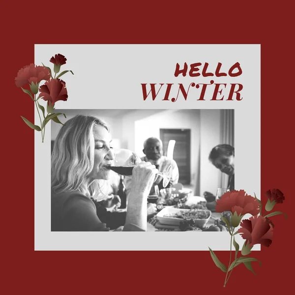 正方形的欢迎冬季文字图片与妇女喝葡萄酒的图片与花卉和红色背景 自然运动 — 图库照片
