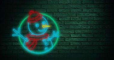 Yeşil tuğla duvardaki fotokopi alanına kardan adam neonu işareti. Noel kutlaması ve festival konsepti