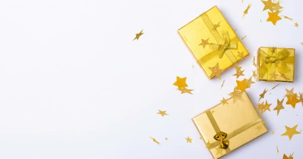 Várias Estrelas Douradas Flutuando Contra Natal Presentes Com Espaço Cópia — Vídeo de Stock
