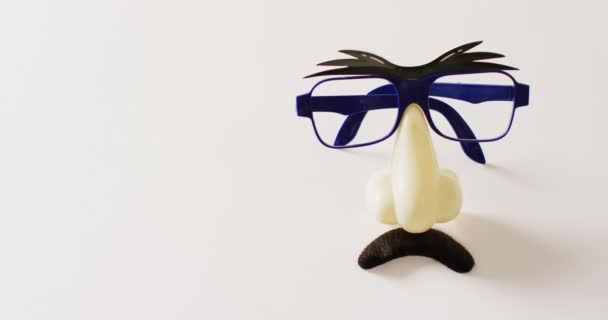 Wideo Dołączonych Plastikowych Brwi Okularów Nosa Wąsów Białym Tle Przestrzenią — Wideo stockowe