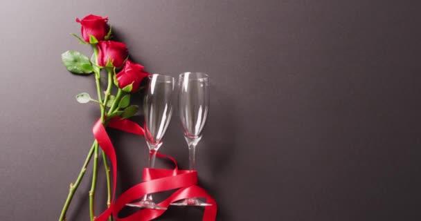 Видео Стеблей Красной Розы Двух Бокалов Шампанского Темно Сером Фоне — стоковое видео