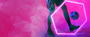 Beyaz tenli erkek oyuncunun düşük kesimi pembe arka planda aydınlanmış altıgenle top oynuyor. Boşluğu kopyala, kompozit, spor, futbol, rekabet, neon, illüstrasyon, duman, parlama ve soyut.