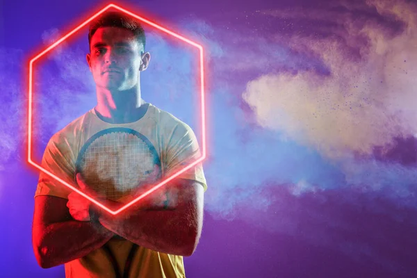 Porträtt Kaukasiska Manliga Tennisspelare Som Håller Racket Upplyst Hexagon Kopiera — Stockfoto