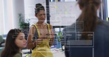 Ofisteki çeşitli iş adamları üzerinde veri işleme animasyonu. Küresel iş ve dijital arayüz kavramı dijital olarak oluşturulmuş video.