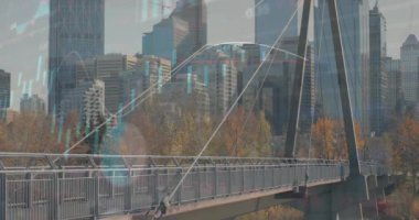 Şehir köprüsünde bisiklet süren bir adamın istatistiksel veri işleme animasyonu. Küresel ekonomi ve iş teknolojisi kavramı