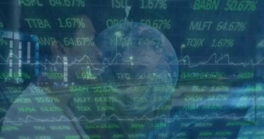 Ofisteki çeşitli iş adamları üzerinde veri işleme animasyonu. Küresel iş ve dijital arayüz kavramı dijital olarak oluşturulmuş video.