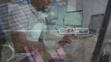 Animasyon istatistikleri ve klavye kullanarak Afro-Amerikan iş adamı hakkında finansal veri işleme. Küresel iş, finans ve veri işleme kavramı dijital olarak oluşturulmuş video.
