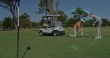 Kafkasyalı golf oyuncuları üzerinde veri işleme animasyonu. Küresel spor ve dijital arayüz kavramı dijital olarak oluşturulmuş video.