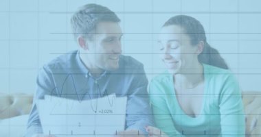 Kafkasyalı çiftin finansal veri işleme ve istatistiklerinin animasyonu. Küresel iş, finans ve veri işleme kavramı dijital olarak oluşturulmuş video.