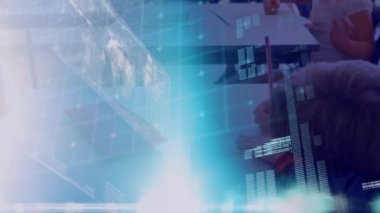 Sınıfta çeşitli öğrencilerle birlikte çift ırklı kadın öğretmen üzerinde veri işleme animasyonu. Küresel eğitim ve dijital arayüz kavramı dijital olarak oluşturulmuş video.