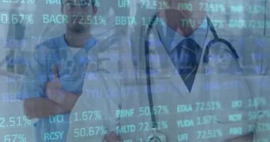 Gülümseyen erkek doktorlar üzerinde finansal veri işleme animasyonu. Küresel tıp, sağlık sevenleri, işletme, finans ve veri işleme kavramı dijital olarak oluşturulmuş video.