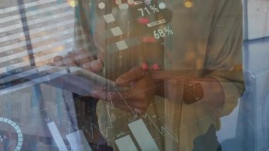 Tablet kullanan Kafkas işadamı hakkında animasyon istatistikleri ve finansal veri işleme. Küresel iş, finans ve veri işleme kavramı dijital olarak oluşturulmuş video.