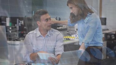 Tablet kullanan beyaz iş adamları üzerinde animasyon istatistikleri ve finansal veri işleme. Küresel iş, finans ve veri işleme kavramı dijital olarak oluşturulmuş video.