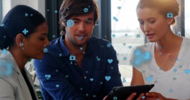 İşletme yöneticileri ofiste dijital tablet üzerinde tartışıyorlar. Dijital arayüz ve sosyal ağ simgeleriyle bağlantı ağının animasyonu siyah bir arkaplanda yer almaktadır. bilgisayar ağı konsepti dijital olarak oluşturulmuş görüntüdür.