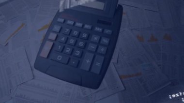 Hesap makinesi ve kağıtlar üzerinde veri işleme animasyonu. Küresel iş, finans ve veri işleme kavramı dijital olarak oluşturulmuş video.