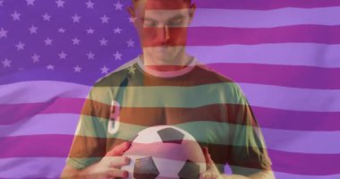 Amerikan bayrağı üzerinde beyaz erkek futbolcunun animasyonu. Küresel vatanseverlik, kutlama, spor ve dijital arayüz kavramı dijital olarak oluşturulmuş video.