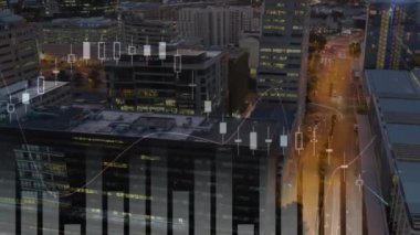 Binalar ve şehir manzarası üzerinden finansal veri işleme animasyonu. Küresel iş, finans ve veri işleme kavramı dijital olarak oluşturulmuş video.