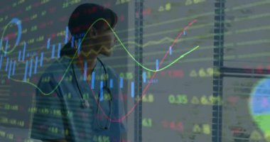 Afro-Amerikan kadın doktor üzerinden finansal veri işleme animasyonu. Küresel finansman, ilaç ve dijital arayüz kavramı dijital olarak oluşturulmuş video.