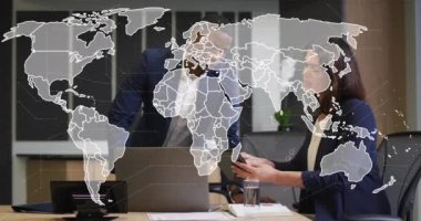 Dünya haritasının animasyonu ve iş adamlarının dizüstü bilgisayarı kullanarak veri işlemesi. Küresel iş, finans, bağlantılar, ağlar ve veri işleme kavramı dijital olarak oluşturulmuş video.