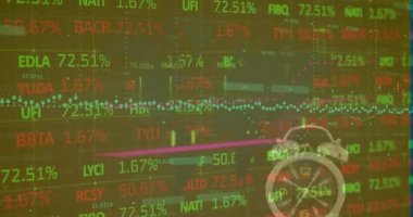 Okul eşyaları üzerinde veri işleme animasyonu. Küresel eğitim ve dijital arayüz kavramı dijital olarak oluşturulmuş video.