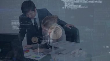 Ofisteki çeşitli iş adamları üzerinde bağlantılar ve veri işleme ağının animasyonu. Küresel finansman, iş ve dijital arayüz kavramı dijital olarak oluşturulmuş video.