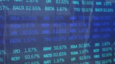 Çeşitli basketbol oyuncuları üzerinde finansal veri işleme animasyonu. Küresel spor, iş, finans ve veri işleme kavramı dijital olarak oluşturulmuş video.