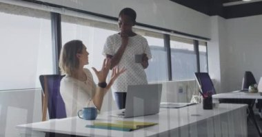 Ofisteki çeşitli iş adamları üzerinde finansal veri işleme animasyonu. Küresel finansman, iş ve dijital arayüz kavramı dijital olarak oluşturulmuş video.