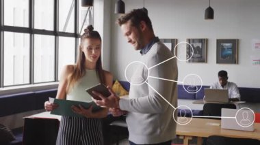 Ofisteki iş adamlarının simgeleriyle bağlantı ağının animasyonu. Küresel iş, finans, bağlantılar, ağlar ve veri işleme kavramı dijital olarak oluşturulmuş video.