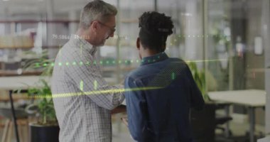 Ofisteki çeşitli iş adamları üzerinde veri işleme animasyonu. Küresel iş ve dijital arayüz kavramı dijital olarak oluşturulmuş video.