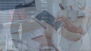 Tablet kullanan beyaz iş kadını hakkında animasyon istatistikleri ve finansal veri işleme. Küresel iş, finans ve veri işleme kavramı dijital olarak oluşturulmuş video.