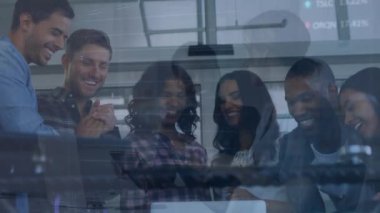 Ofisteki çeşitli iş adamları üzerinde veri işleme animasyonu. Küresel iş ve dijital arayüz kavramı dijital olarak oluşturulmuş video.