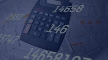 Hesap makinesi ve kağıtların üzerinde işlem yapan numaraların animasyonu. Küresel iş, finans ve veri işleme kavramı dijital olarak oluşturulmuş video.