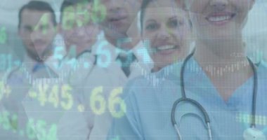 Çeşitli doktorlar üzerinde finansal veri işleme animasyonu. Küresel tıp, sağlık sevenleri, işletme, finans ve veri işleme kavramı dijital olarak oluşturulmuş video.