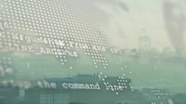 Dünya haritası üzerinde veri işleme animasyonunun şehir manzarasının havadan görüntüsü ile karşılaştırılması. Bilgisayar arayüzü ve iş teknolojisi kavramı