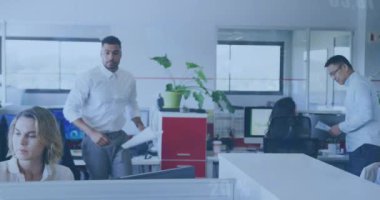 Ofisteki çeşitli iş adamları üzerinde veri işleme animasyonu. Küresel iş ve dijital arayüz kavramı dijital olarak oluşturulmuş video.