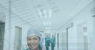 Çeşitli doktorlar üzerinde finansal veri işleme animasyonu. Küresel finansman, ilaç ve dijital arayüz kavramı dijital olarak oluşturulmuş video.