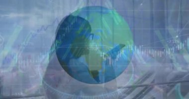Dünya çapında veri işleme animasyonları ve ofisteki çeşitli iş adamları. Küresel iş ve dijital arayüz kavramı dijital olarak oluşturulmuş video.