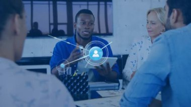 Ofisteki çeşitli iş adamlarıyla olan bağlantıların animasyonu. Küresel iş ve dijital arayüz kavramı dijital olarak oluşturulmuş video.