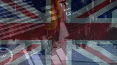 Birleşik Krallık bayrağı üzerinde veri işleme animasyonu ve yürüyen insanlar. Küresel iş, finans, brexit ve dijital arayüz kavramı dijital olarak oluşturulmuş video.