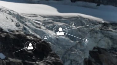 Manzara üzerindeki insan simgeleriyle bağlantı ağının animasyonu. Küresel ağlar, bağlantılar, seyahat ve doğa konsepti dijital olarak oluşturulmuş video.