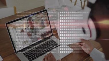 Afro-Amerikan bir adamın video görüşmesi sırasında veri işleme animasyonu. Küresel eğitim ve dijital arayüz kavramı dijital olarak oluşturulmuş video.