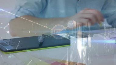 Grafik tablet kullanılarak erkek grafik tasarımcısının orta bölümündeki dijital simge ağının animasyonu. Küresel ağ ve iş teknolojisi kavramı