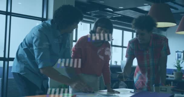 Современный Офис Счастливое Разнообразное Место Люди Обсуждают Работу Сотрудничают Проектам — стоковое видео