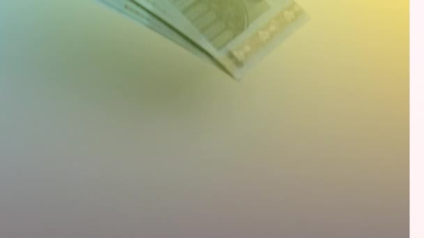 Анимация Крупным Планом Банкнот Евро Падающих Жёлтый Градиентный Фон Концепция — стоковое видео