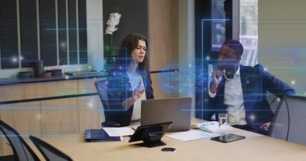 Бізнесмен Жінка Обговорюють Використовують Ноутбук Сучасному Офісі Може Бути Сцена — стокове відео