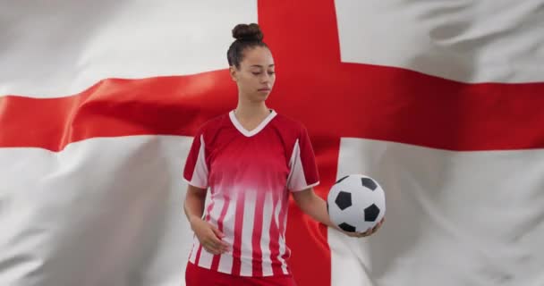 Ngiliz Bayrağı Üzerinde Çift Irklı Bayan Futbolcunun Canlandırması Küresel Vatanseverlik — Stok video