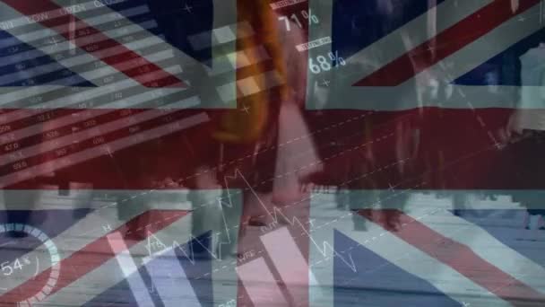 Animatie Van Gegevensverwerking Boven Vlag Van Het Verenigde Koninkrijk Wandelende — Stockvideo