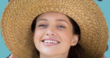 Hasır şapka takan gülümseyen beyaz bir kadının yakın plan portresi. Kopyalama alanı, kutlama, başlık, moda, kültürler, ulusal şapka günü.